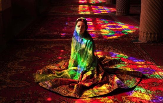Women taking photo in Nasir al Molk mosque